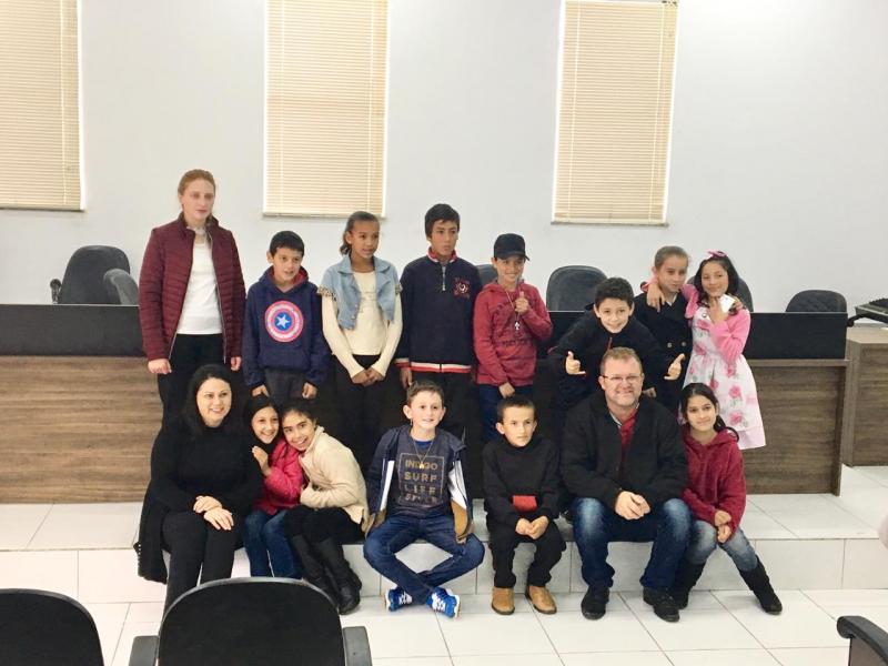 ALUNOS VISITAM A SEDE DO PODER LEGISLATIVO MUNICIPAL
